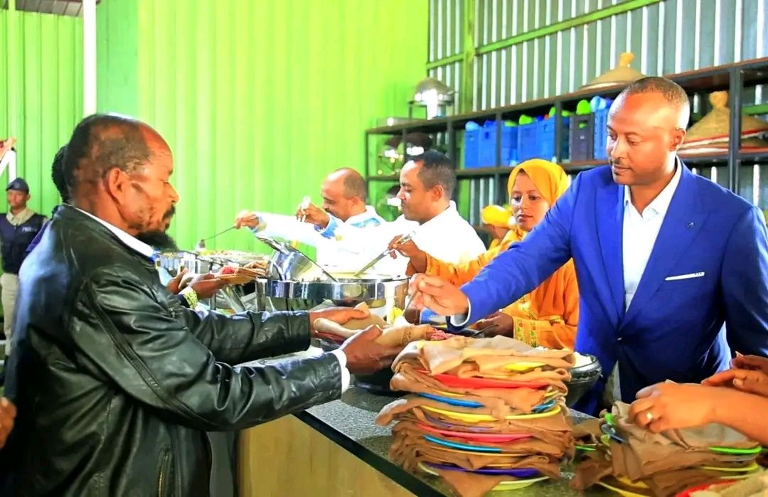 የአዲስ ከተማ ክ/ከተማ አስተዳደር የትንሳኤ በዓልን በአሙዲ የምገባ ማዕከል ከሚገኙ አረጋውያንና አቅመ ደካማ ዜጎች ጋር አከበረ፡፡ thumbnail